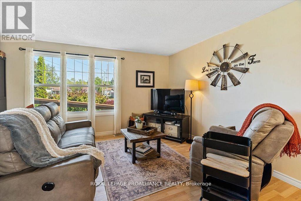 16 Centre Court, Quinte West (Frankford Ward), Ontario  K0K 2C0 - Photo 7 - X12853626