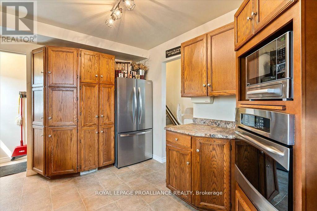 16 Centre Court, Quinte West (Frankford Ward), Ontario  K0K 2C0 - Photo 9 - X12853626