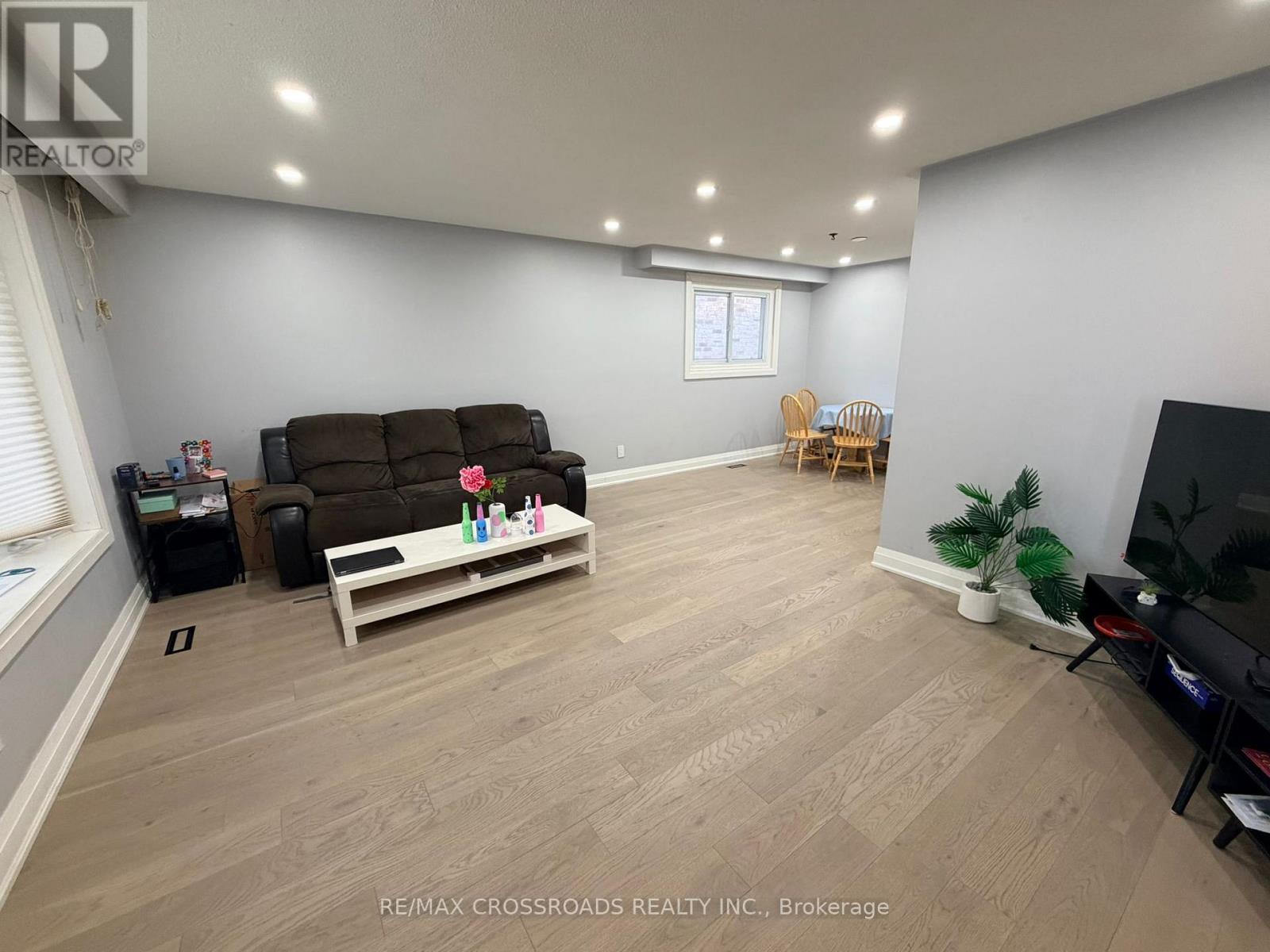 804 Fairview Avenue, Pickering, Ontario  L1W 1M8 - Photo 3 - E12856854