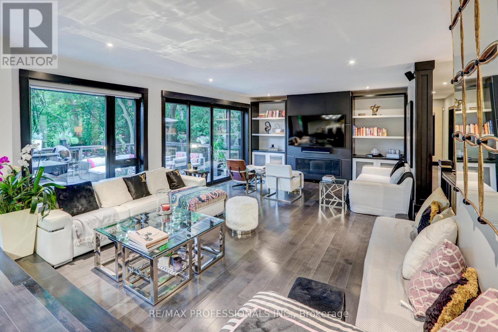 54 North Drive, Toronto, Ontario  M9A 4P9 - Photo 11 - W12856882