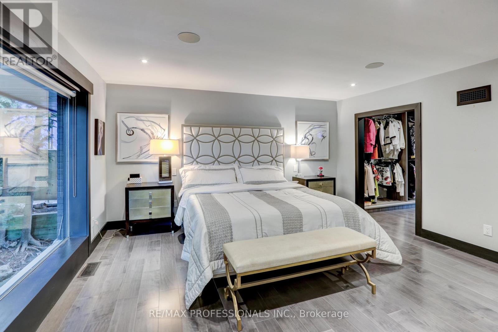 54 North Drive, Toronto, Ontario  M9A 4P9 - Photo 13 - W12856882