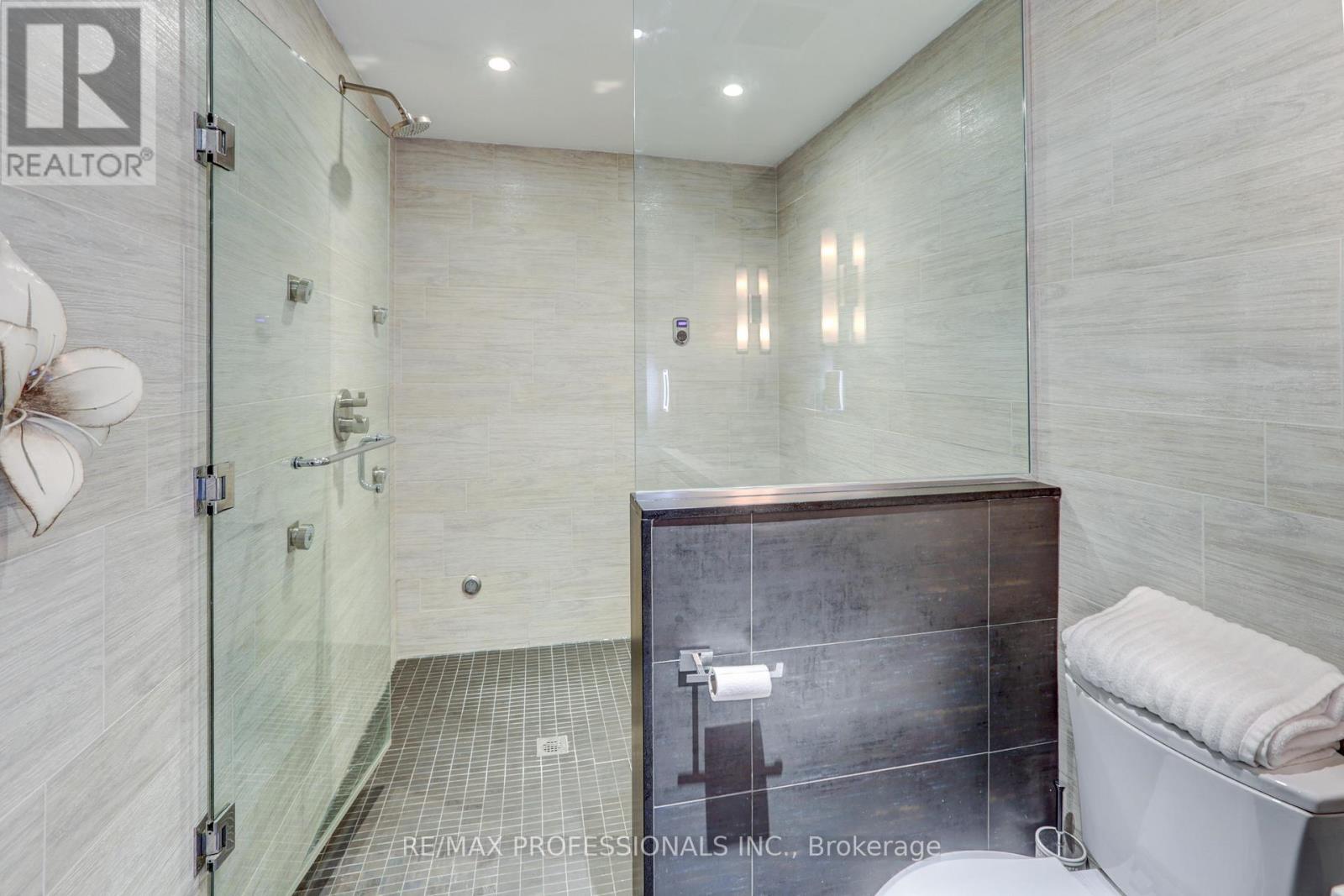 54 North Drive, Toronto, Ontario  M9A 4P9 - Photo 16 - W12856882