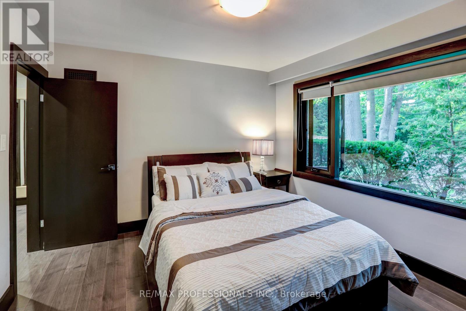 54 North Drive, Toronto, Ontario  M9A 4P9 - Photo 17 - W12856882