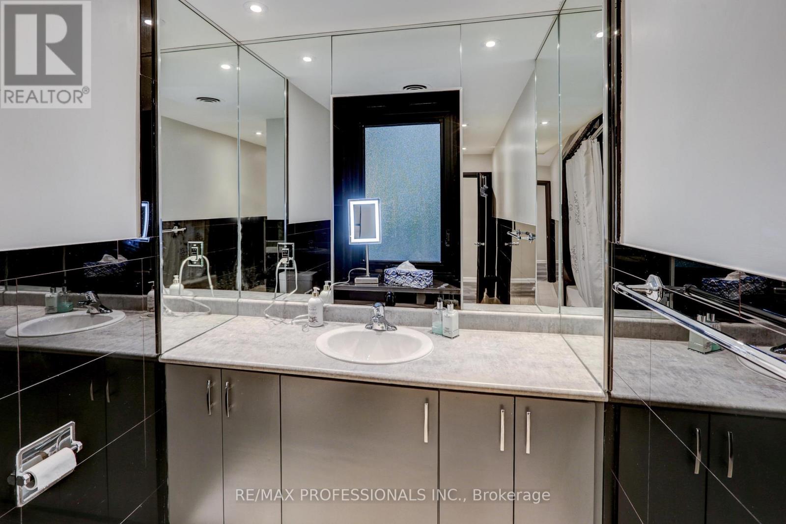 54 North Drive, Toronto, Ontario  M9A 4P9 - Photo 20 - W12856882