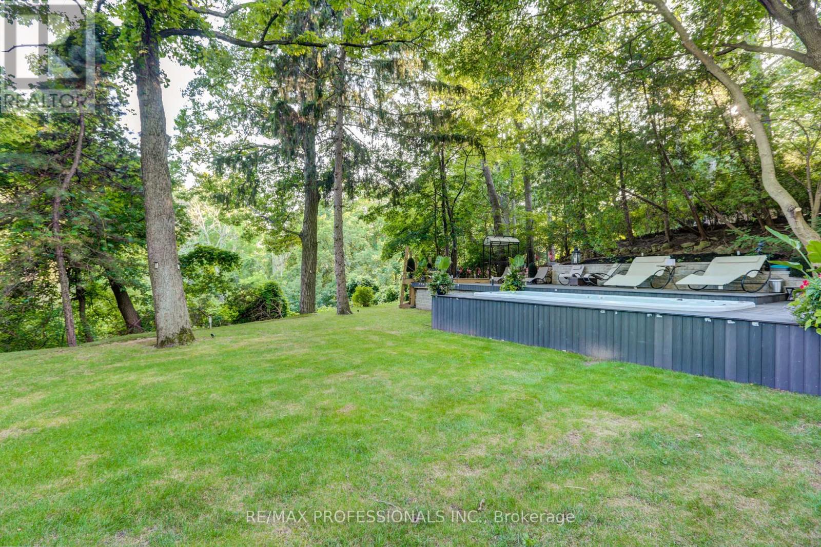 54 North Drive, Toronto, Ontario  M9A 4P9 - Photo 26 - W12856882