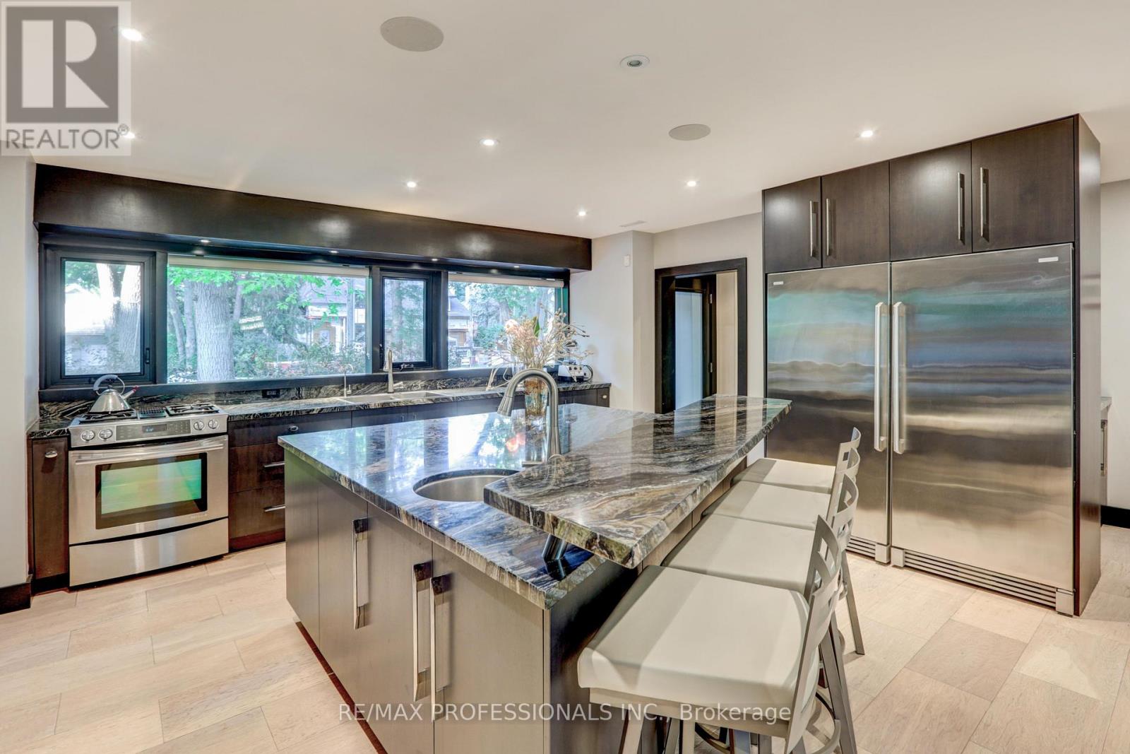 54 North Drive, Toronto, Ontario  M9A 4P9 - Photo 4 - W12856882