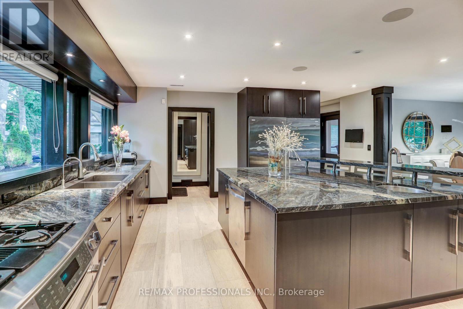 54 North Drive, Toronto, Ontario  M9A 4P9 - Photo 5 - W12856882