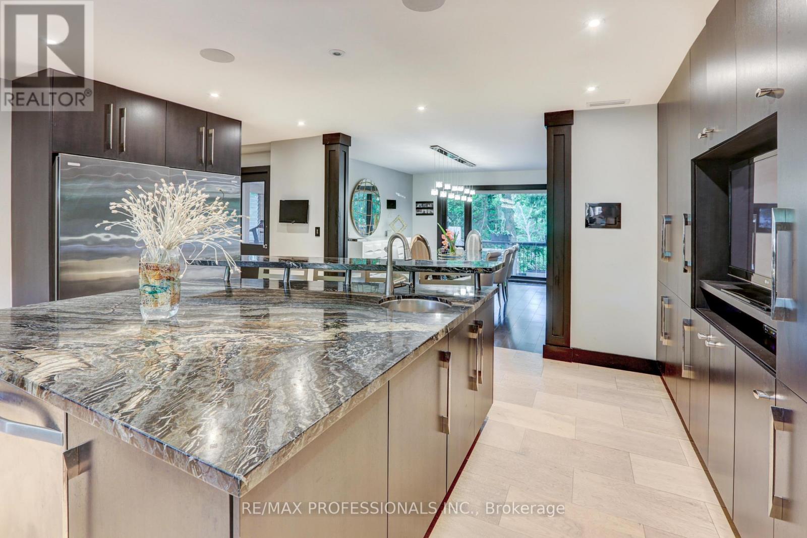 54 North Drive, Toronto, Ontario  M9A 4P9 - Photo 6 - W12856882