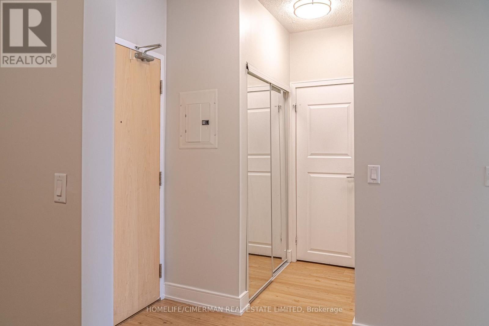 1508 - 220 Burnhamthorpe Road W, Mississauga (City Centre), Ontario  L5B 4N4 - Photo 13 - W12856890