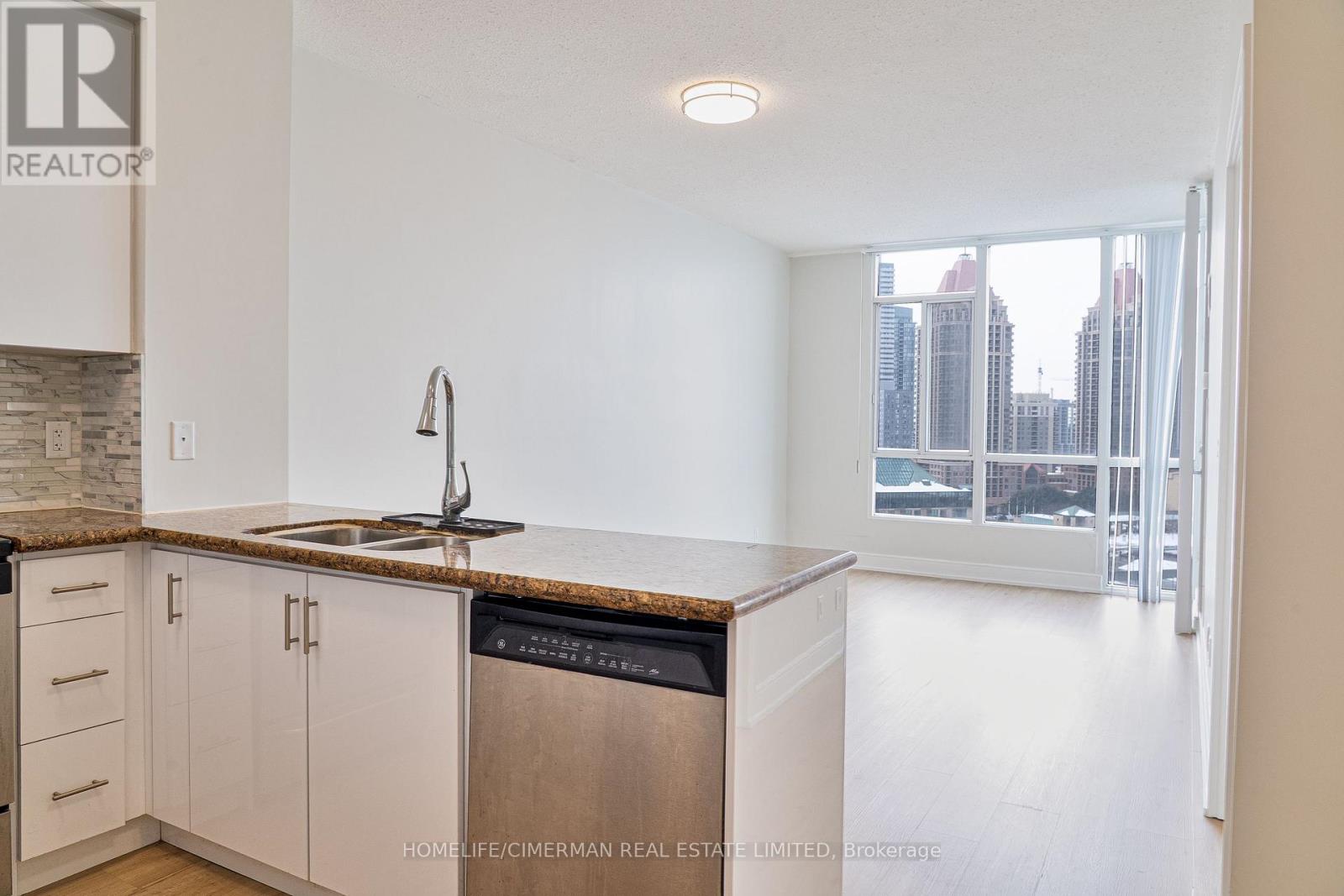 1508 - 220 Burnhamthorpe Road W, Mississauga (City Centre), Ontario  L5B 4N4 - Photo 6 - W12856890