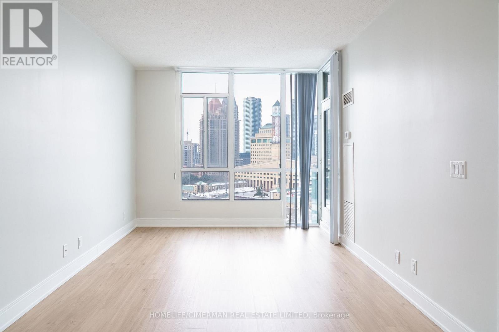 1508 - 220 Burnhamthorpe Road W, Mississauga (City Centre), Ontario  L5B 4N4 - Photo 7 - W12856890