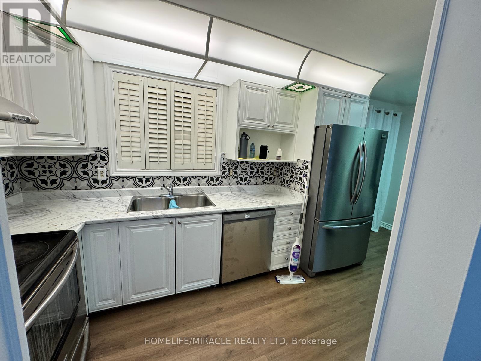 73 Gulliver Crescent, Brampton (Northgate), Ontario  L6S 1T1 - Photo 4 - W12856902