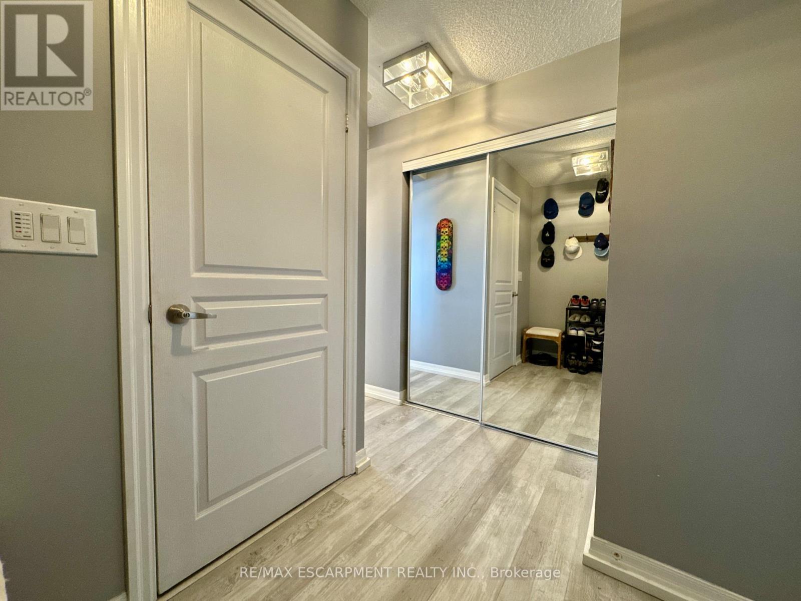 809 - 1940 Ironstone Drive, Burlington, Ontario  L7L 0E4 - Photo 9 - W12856962