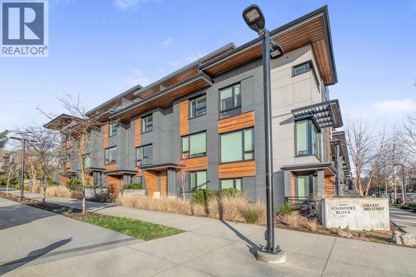 11 528 E 2ND STREET, North Vancouver, British Columbia