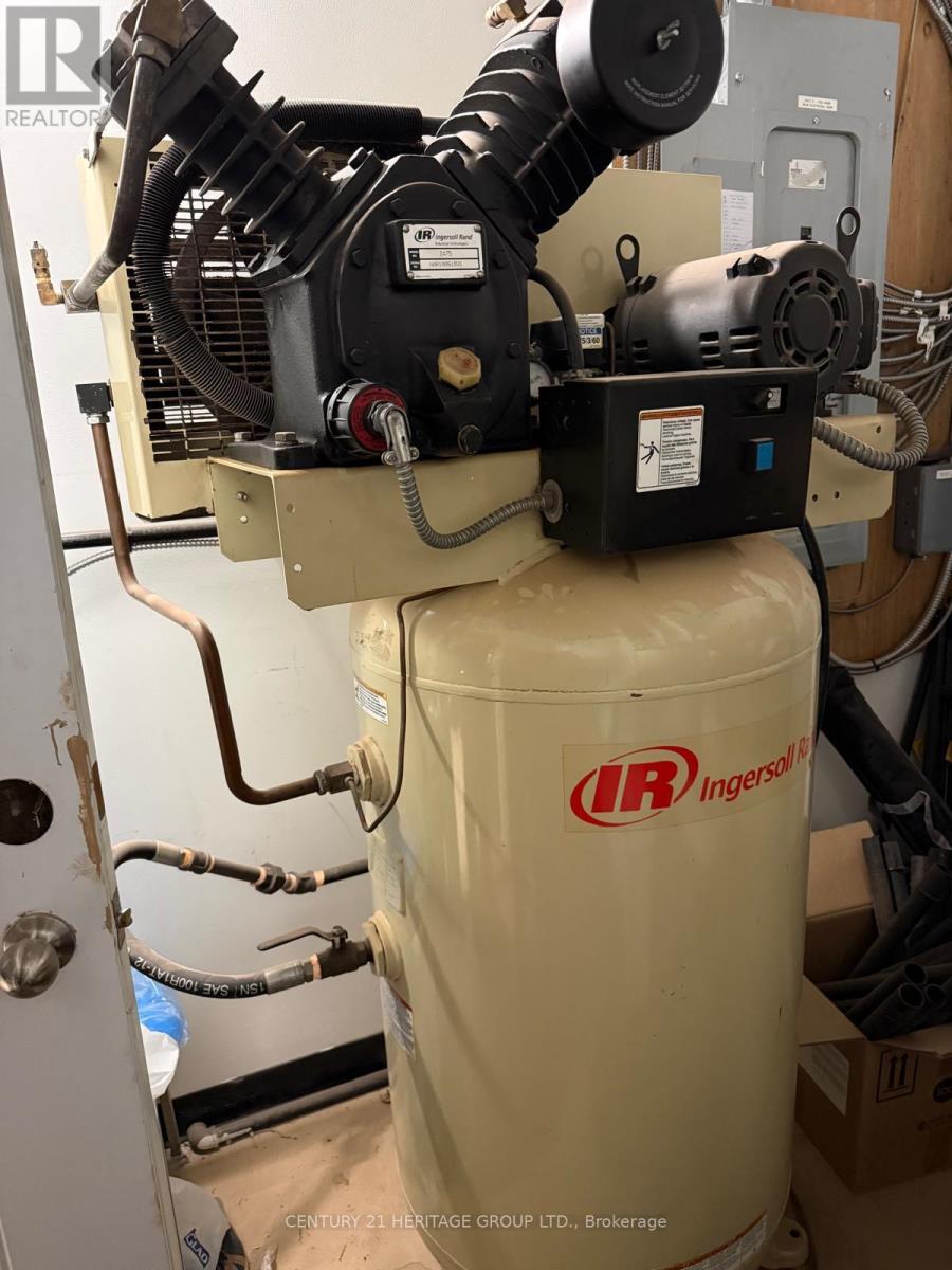 2 - 1700 Brampton Street N, Hamilton, Ontario  L8H 3S1 - Photo 5 - X12856932