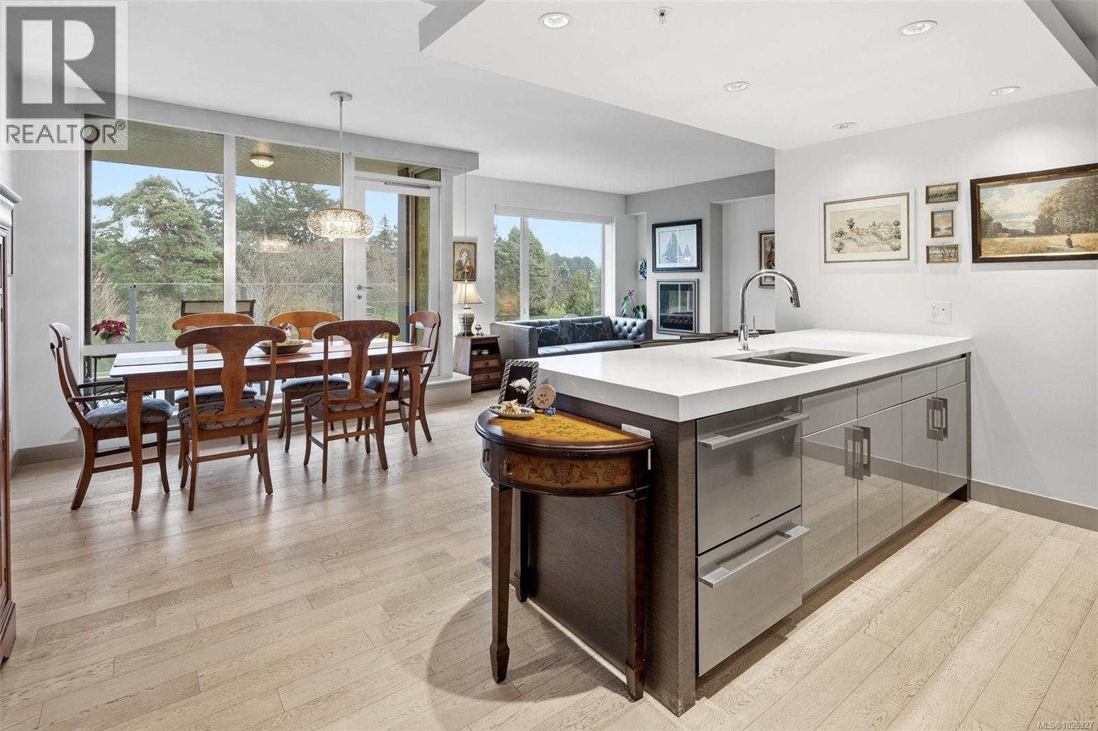 402 200 Douglas St, Victoria, British Columbia  V8V 2P2 - Photo 3 - 1026927