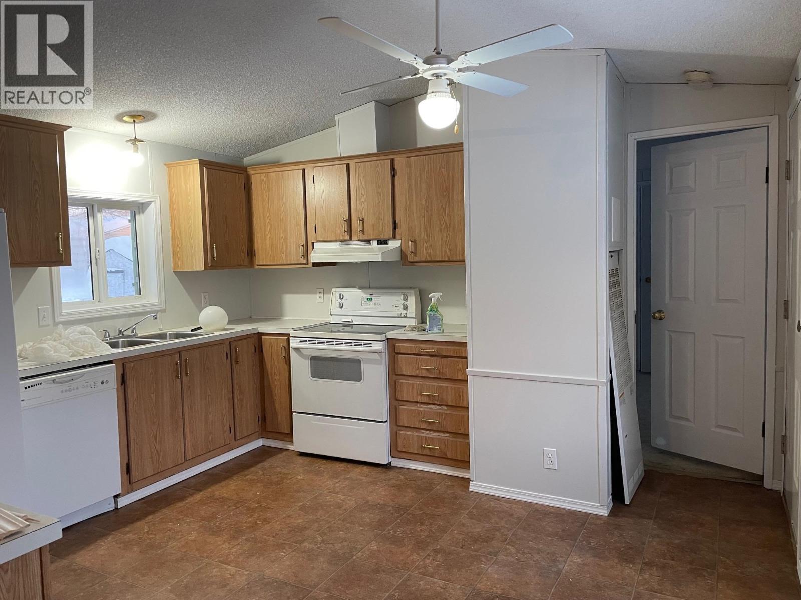 5256 42 Street, Fort Nelson, British Columbia  V0C 1R0 - Photo 3 - R3097097