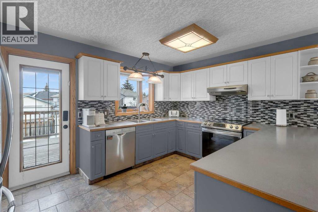 108 West Terrace Bay, Cochrane, Alberta  T4C 1R7 - Photo 11 - A2284491