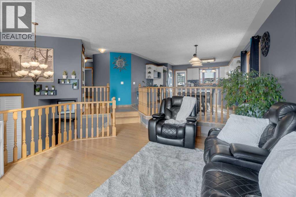 108 West Terrace Bay, Cochrane, Alberta  T4C 1R7 - Photo 6 - A2284491