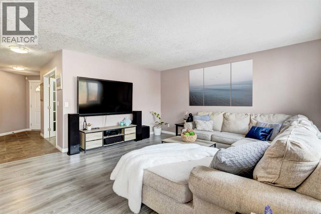 226 Cougarstone Gardens Sw, Calgary, Alberta  T3H 4W6 - Photo 6 - A2291162