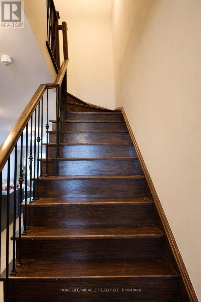 81 Padbury Trail, Brampton (Northwest Brampton), Ontario  L7A 4V3 - Photo 6 - W12833498