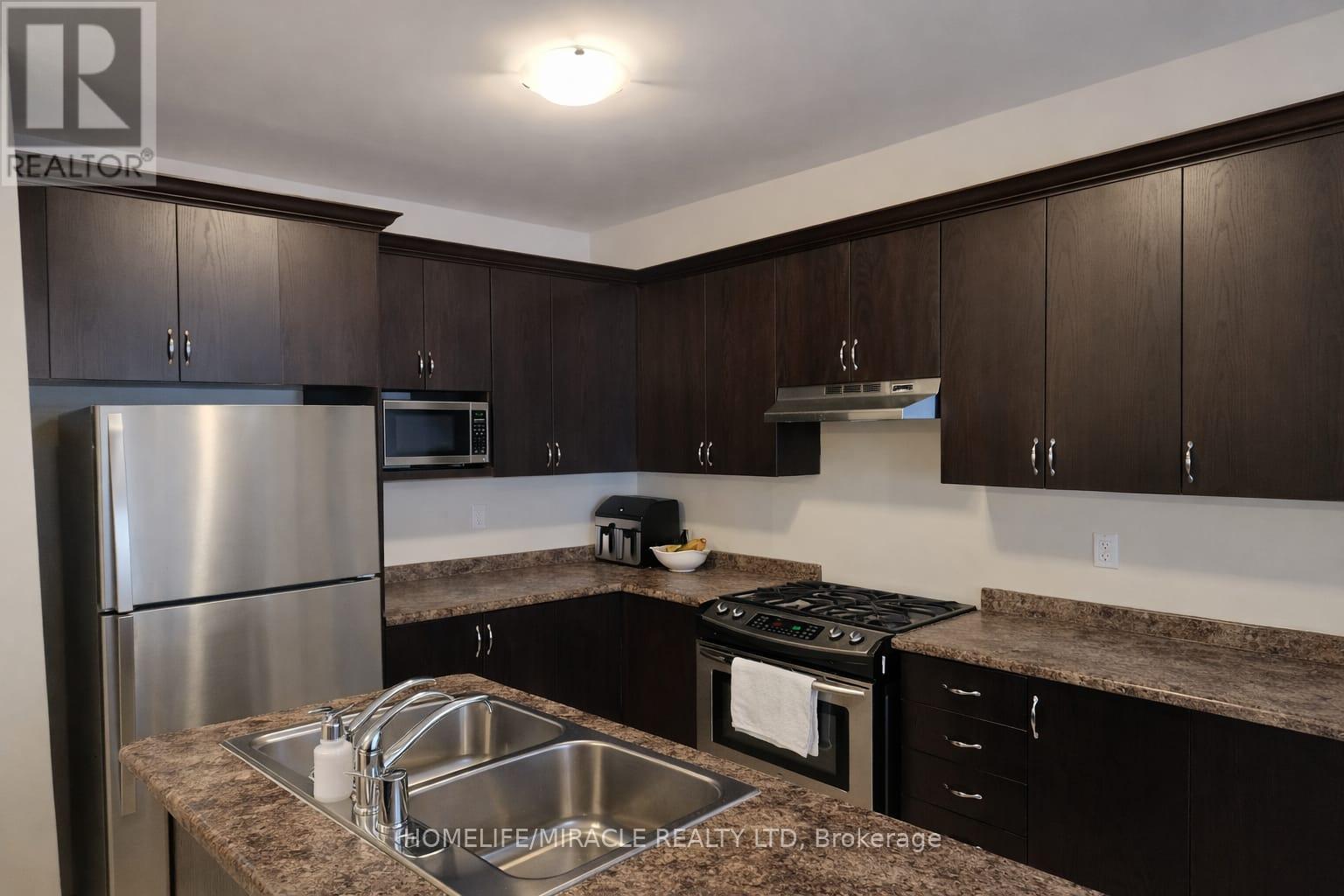 81 Padbury Trail, Brampton (Northwest Brampton), Ontario  L7A 4V3 - Photo 4 - W12833498