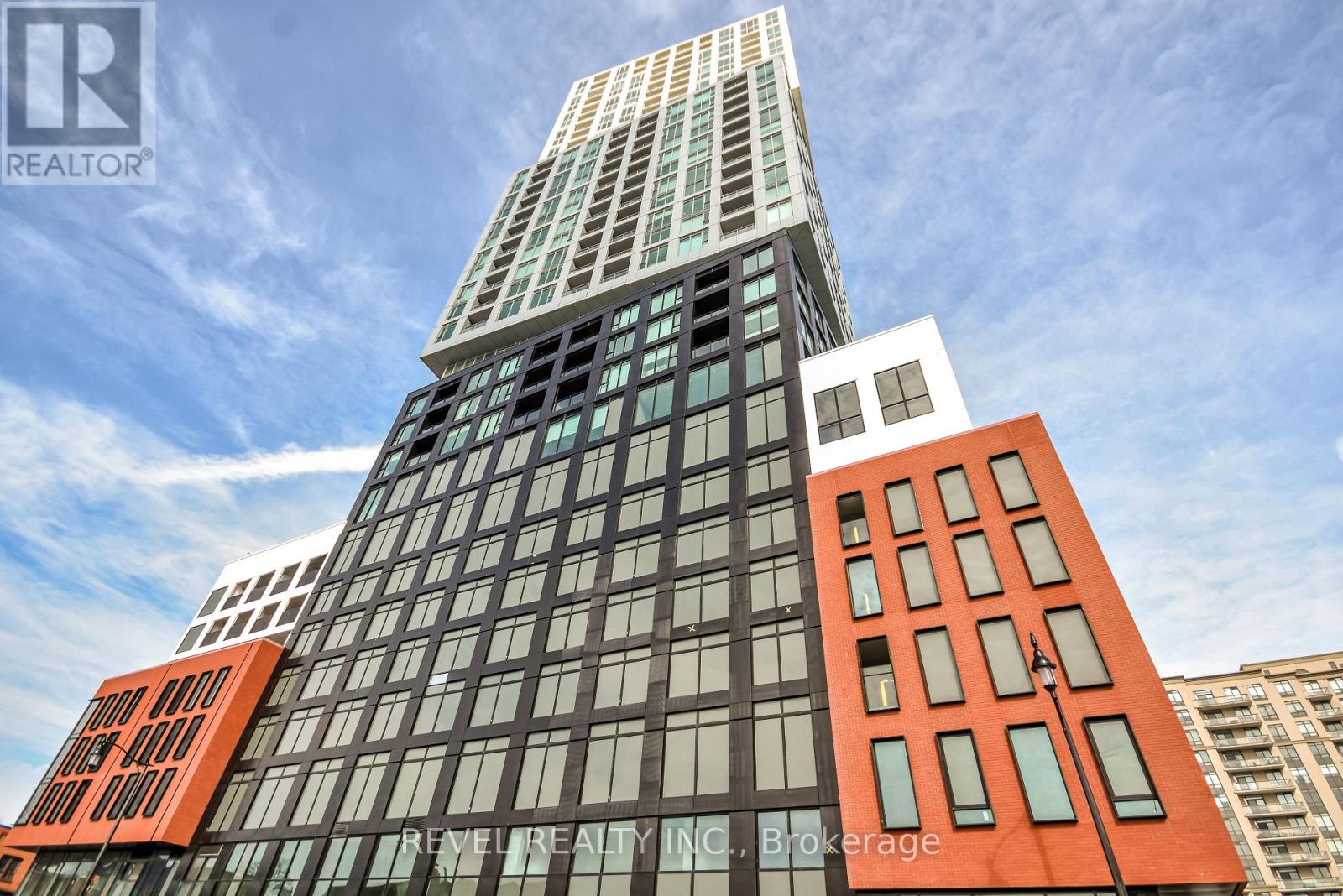 1304 - 39 Mary Street, Barrie, Ontario  L4N 1S9 - Photo 2 - S12857050