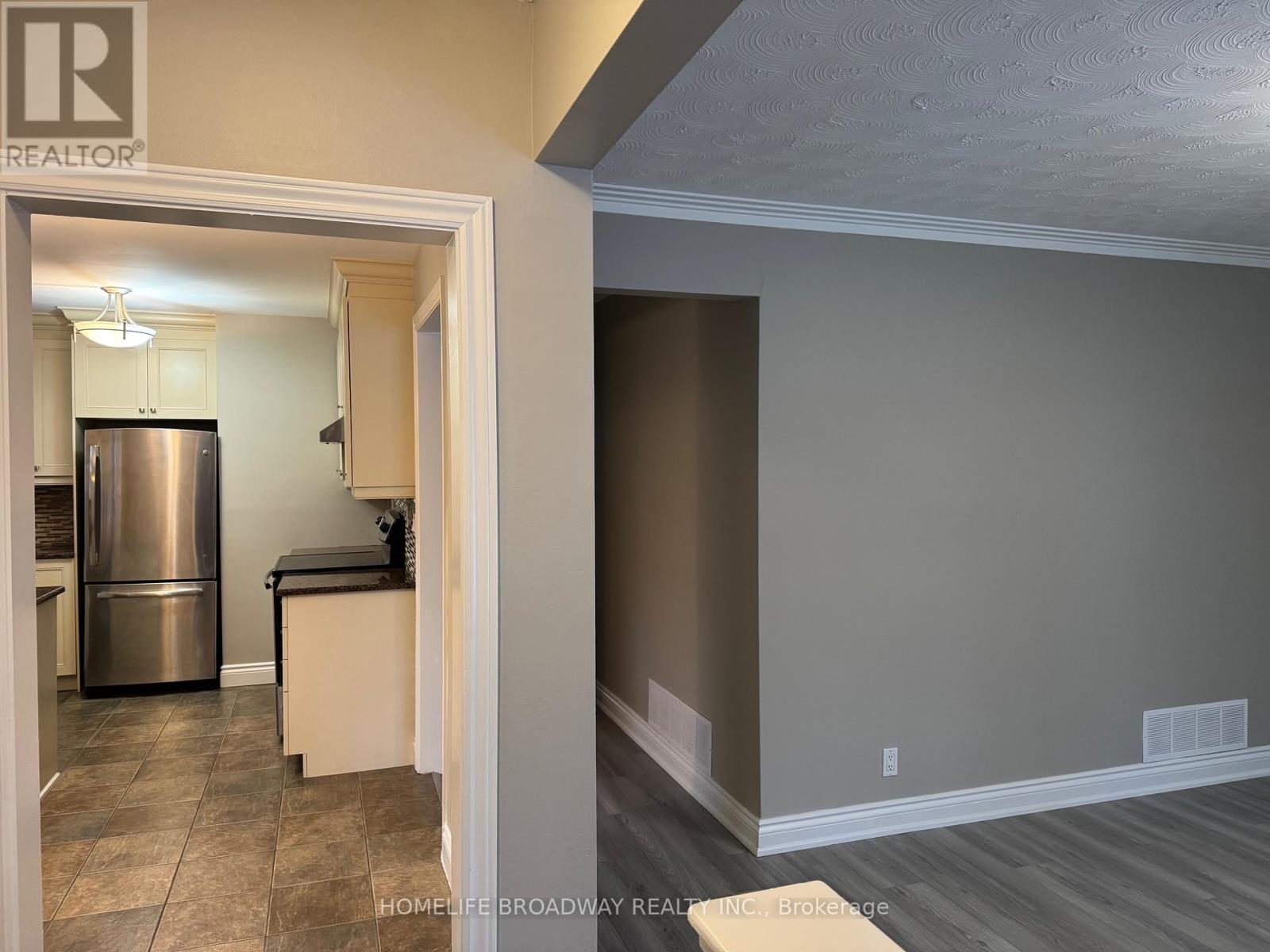 Main Floor - 381 Taylor Mills Drive, Richmond Hill, Ontario  L4C 2V1 - Photo 2 - N12692922