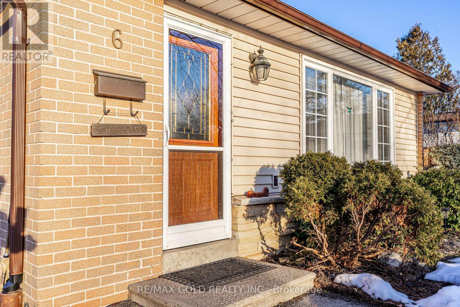 6 Eldon Court, Brampton, Ontario  L6T 2B9 - Photo 4 - W12853606