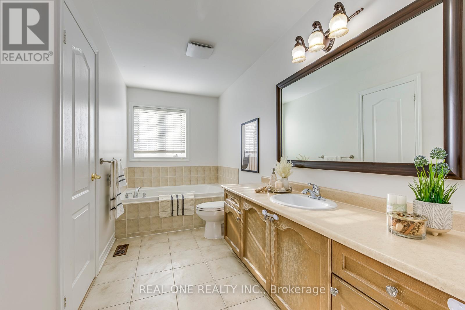 1331 Kestell Boulevard, Oakville, Ontario  L6H 0C8 - Photo 31 - W12857090