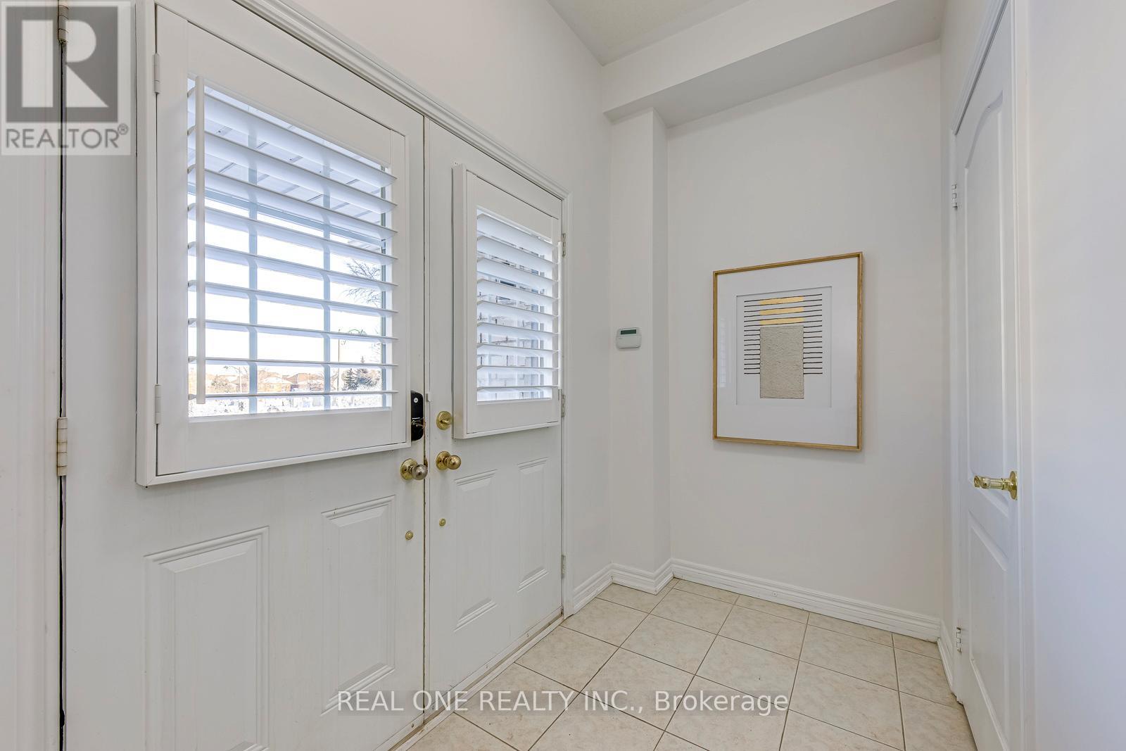 1331 Kestell Boulevard, Oakville, Ontario  L6H 0C8 - Photo 4 - W12857090