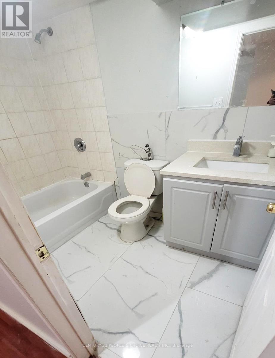 22 Yellow Brick Road, Brampton (Brampton North), Ontario  L6V 4K9 - Photo 9 - W12857108