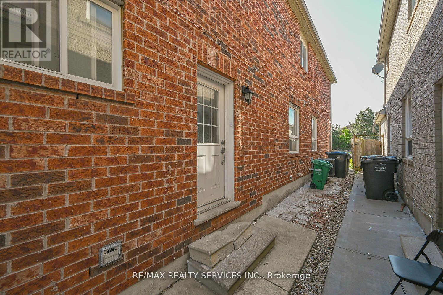 102 Sand Cherry Crescent, Brampton, Ontario  L6R 3B2 - Photo 4 - W12857112