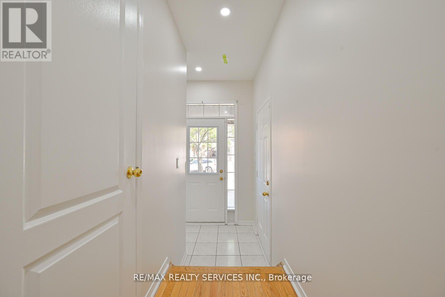 102 Sand Cherry Crescent, Brampton, Ontario  L6R 3B2 - Photo 5 - W12857112