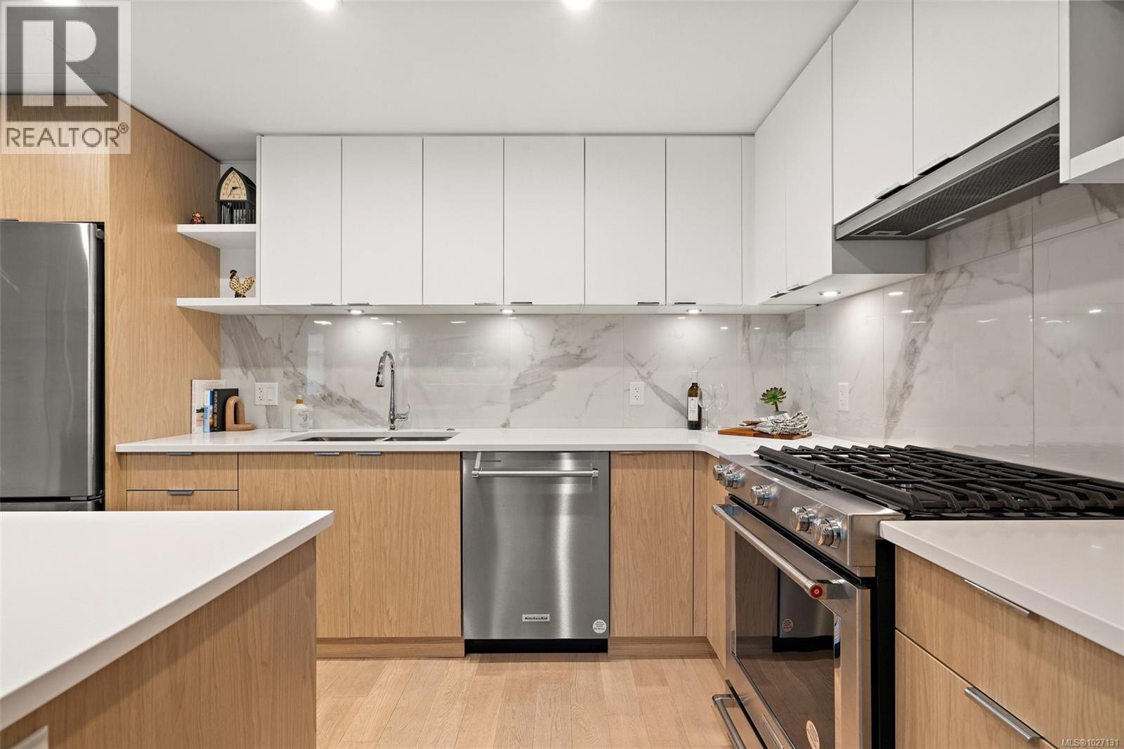 309 5120 Cordova Bay Rd, Saanich, British Columbia  V8Y 2K5 - Photo 5 - 1027131