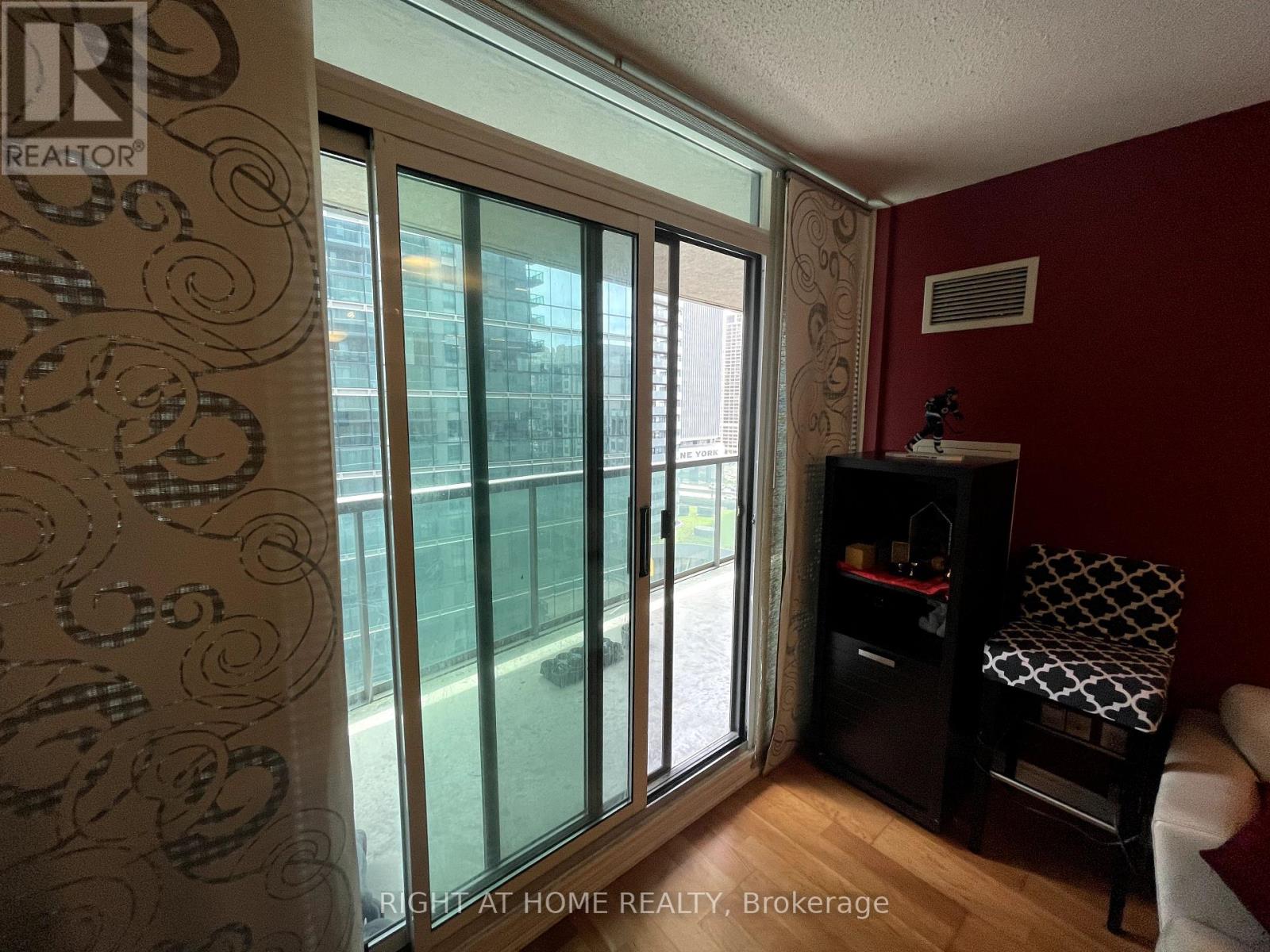 1607 - 30 Grand Trunk Crescent, Toronto, Ontario  M5J 3A4 - Photo 9 - C12857148