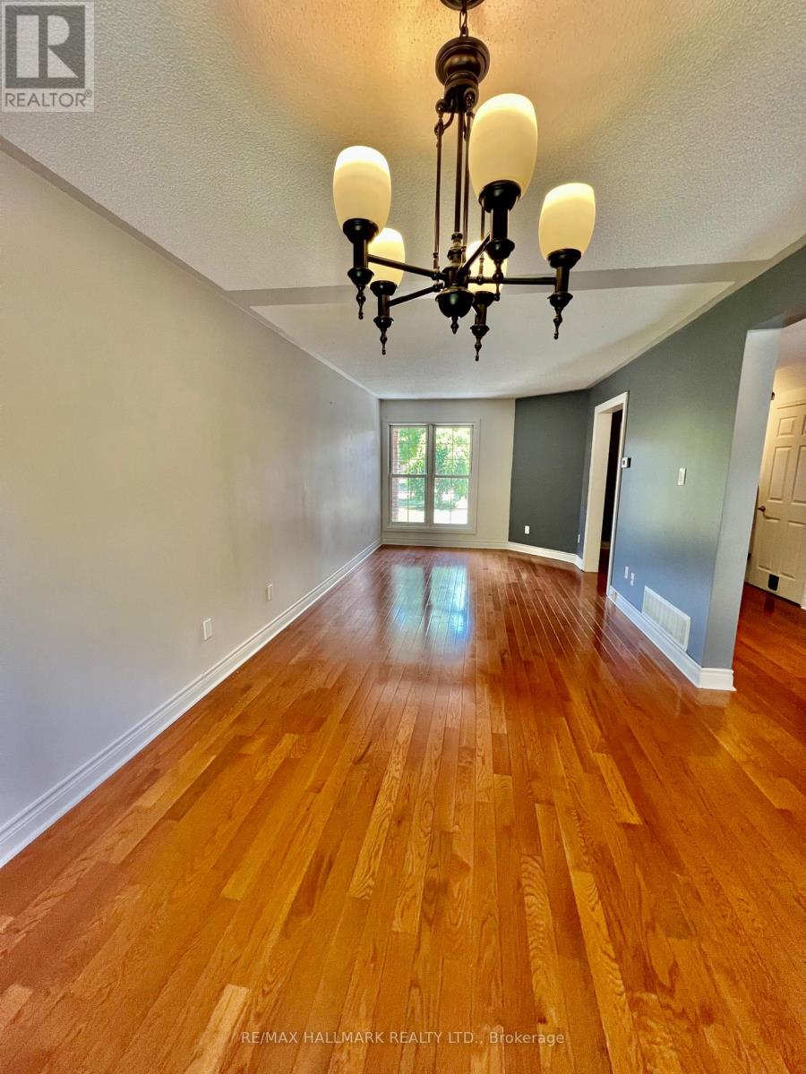 393 Pickering Crescent, Newmarket, Ontario  L3Y 8G8 - Photo 2 - N12857134