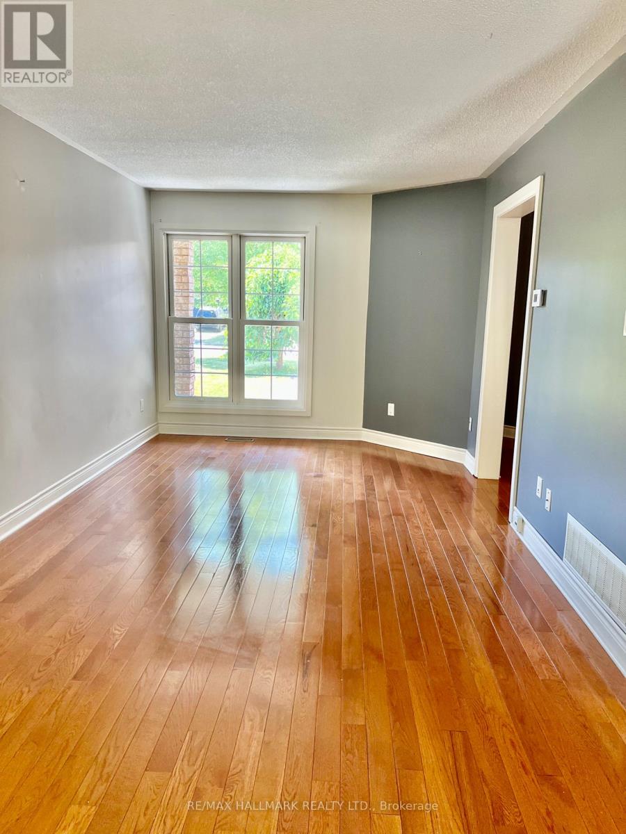 393 Pickering Crescent, Newmarket, Ontario  L3Y 8G8 - Photo 3 - N12857134