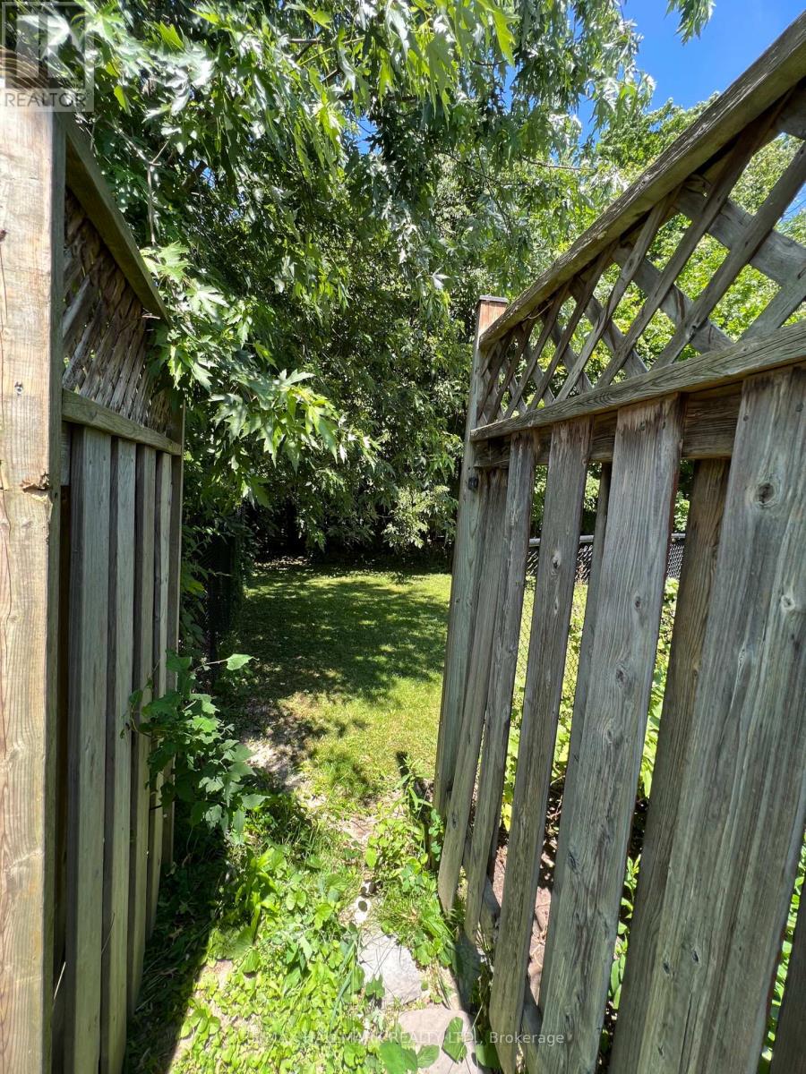 393 Pickering Crescent, Newmarket, Ontario  L3Y 8G8 - Photo 5 - N12857134