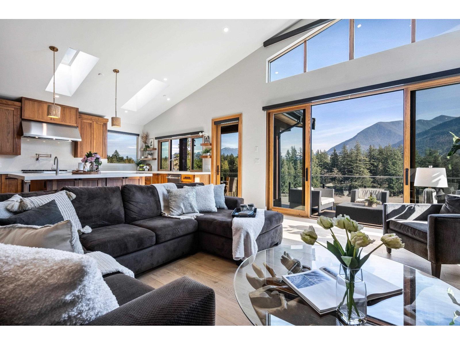 309 Munroe Avenue, Cultus Lake North, Cultus Lake, British Columbia  V2R 5A2 - Photo 3 - R3096584