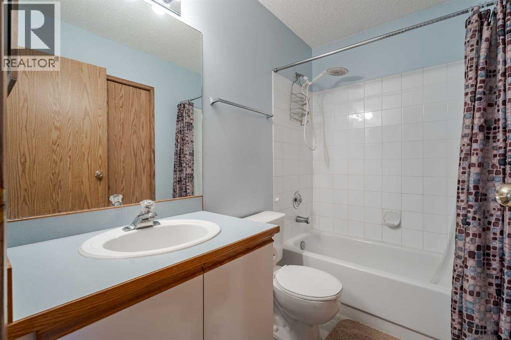 82 Martinridge Crescent Ne, Calgary, Alberta  T3J 3M4 - Photo 15 - A2274009