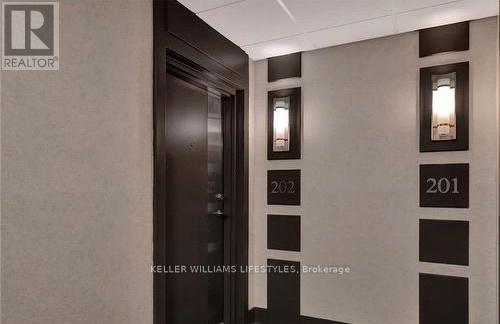 202 - 320 Sugarcreek Trail, London North, Ontario  N6H 2M6 - Photo 2 - X12857232