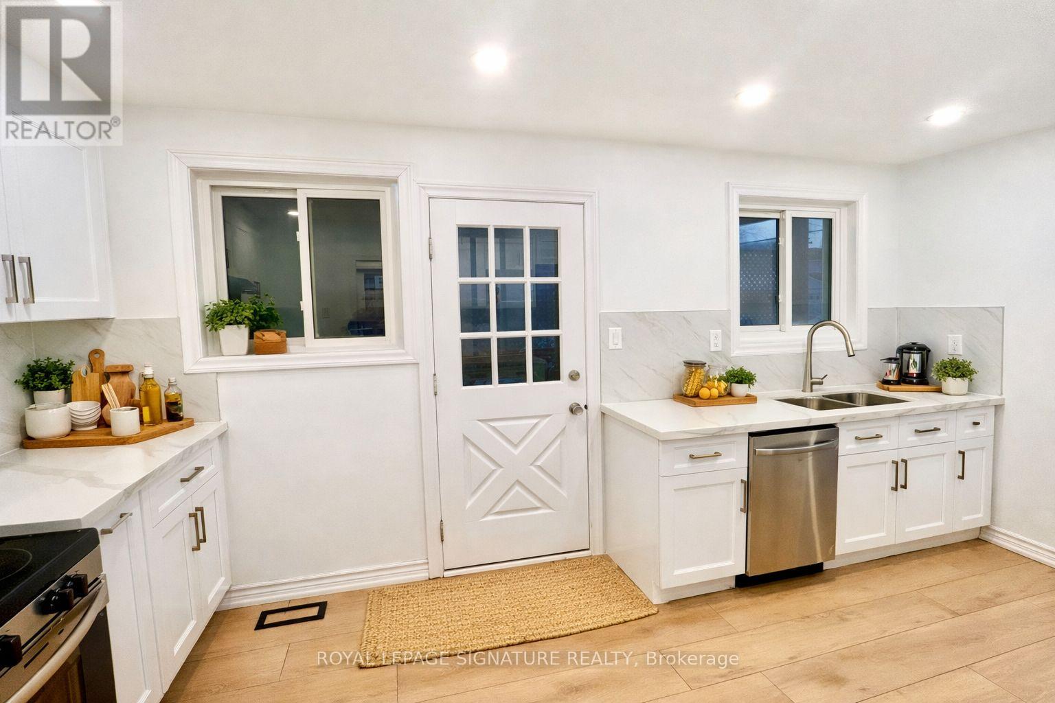 14 Glentworth Road, Toronto, Ontario  M2J 2E6 - Photo 4 - C12857054