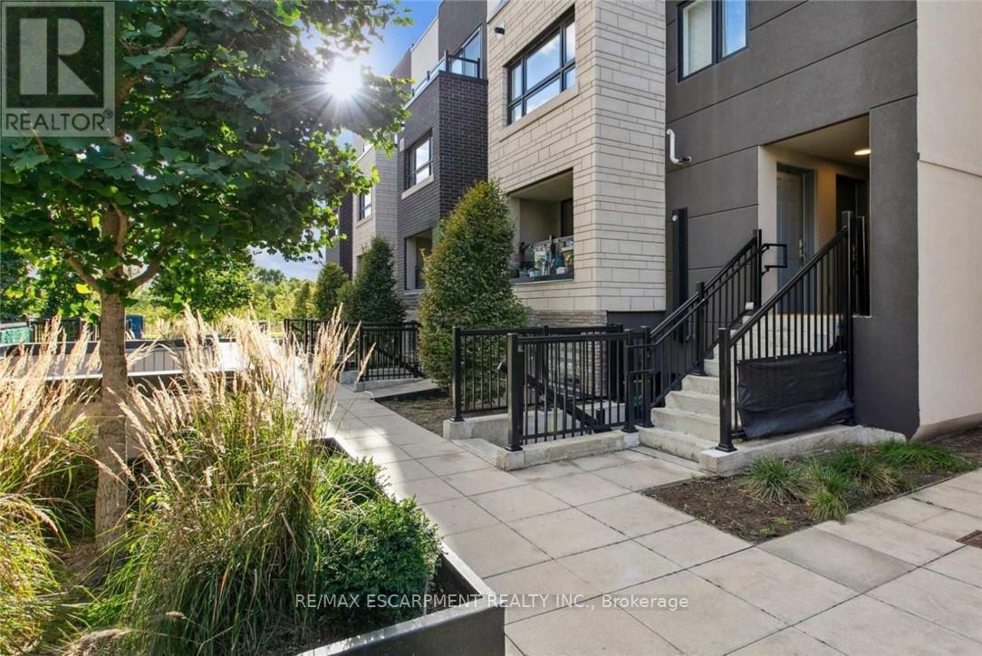 105 - 1135 Cooke Boulevard, Burlington, Ontario  L7T 0C3 - Photo 3 - W12857222