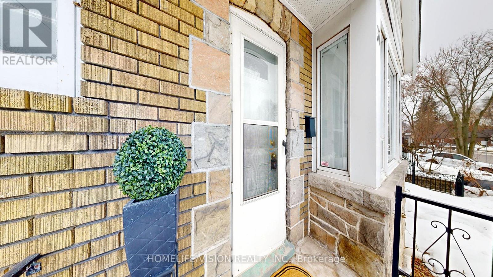 37 Davies Crescent, Toronto, Ontario  M4J 2X7 - Photo 2 - E12857220