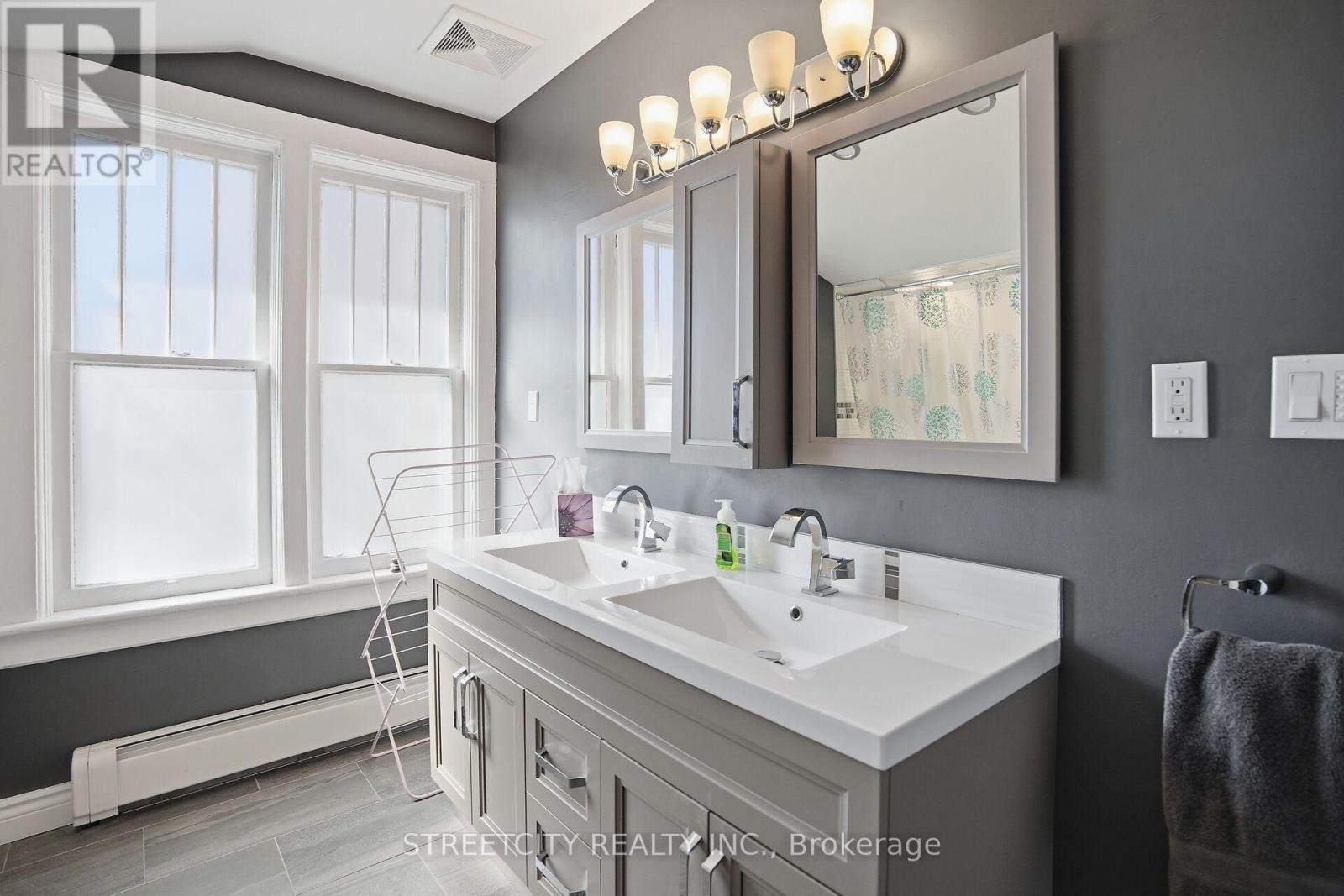 Photo 36 of 46 for 82 Wellington Street