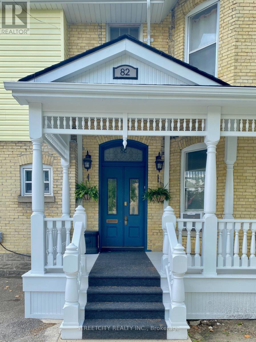 82 Wellington Street, St. Thomas, Ontario  N5R 2R2 - Photo 2 - X12841718