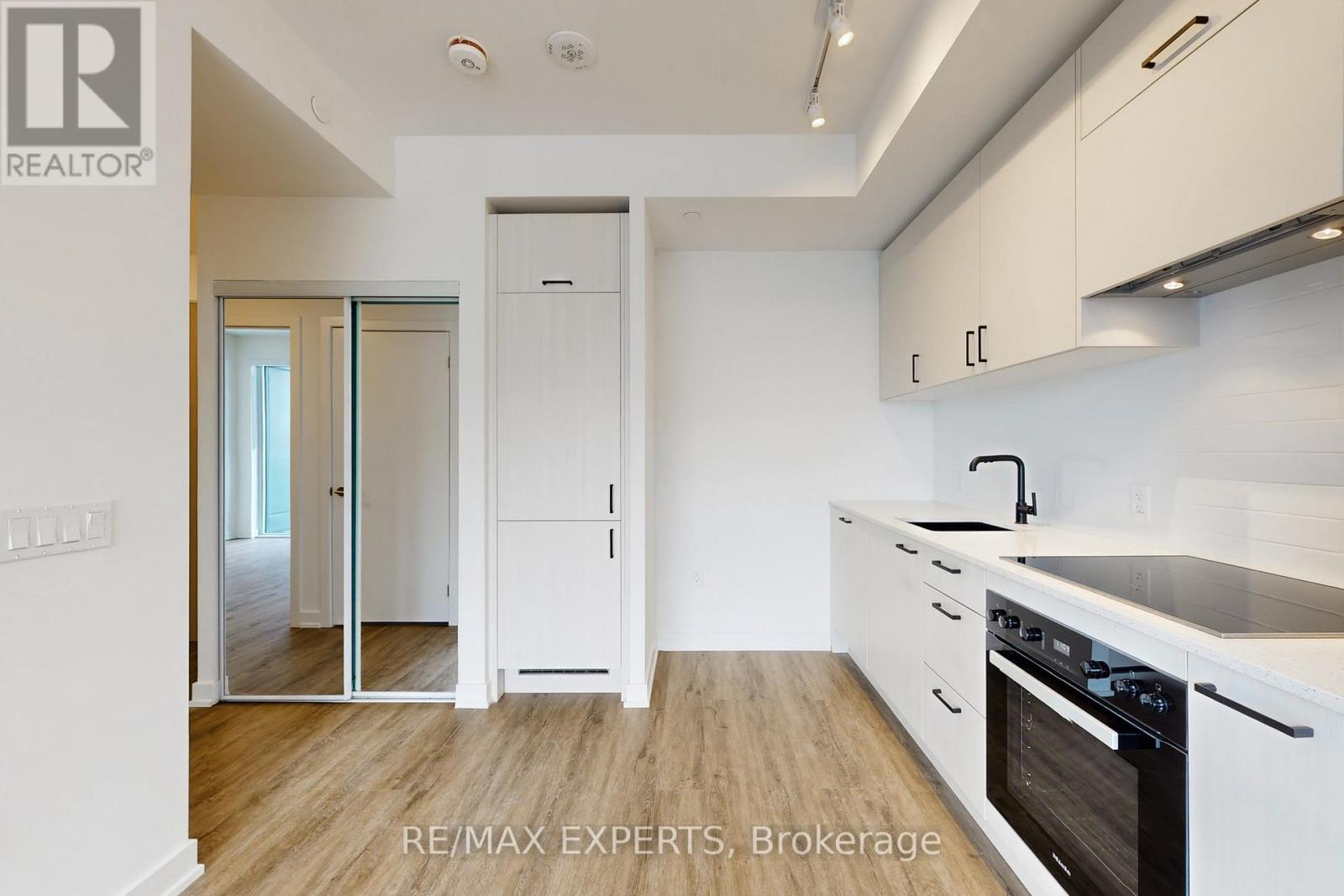 808 - 1 Quarrington Lane, Toronto, Ontario  M3C 0S4 - Photo 4 - C12857258