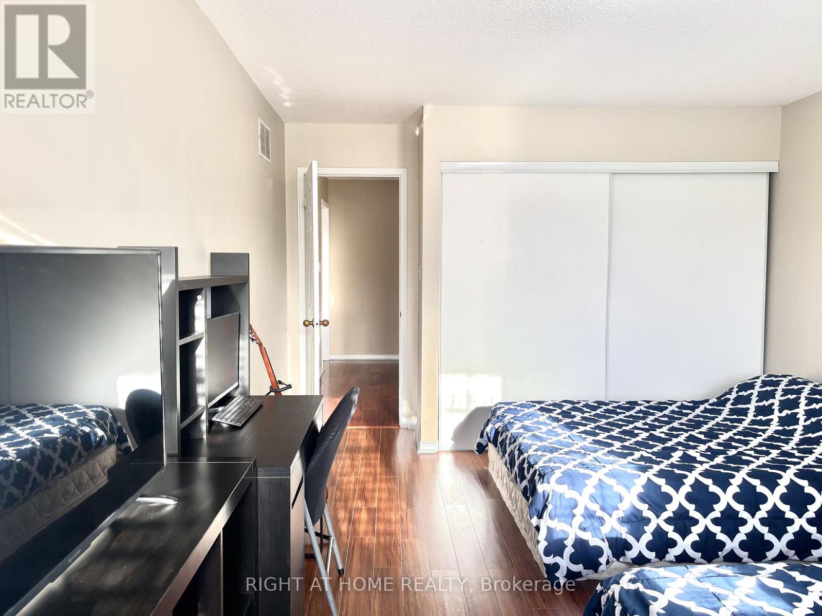 37 Oakmeadow Drive, Brampton, Ontario  L7A 2M1 - Photo 21 - W12857244