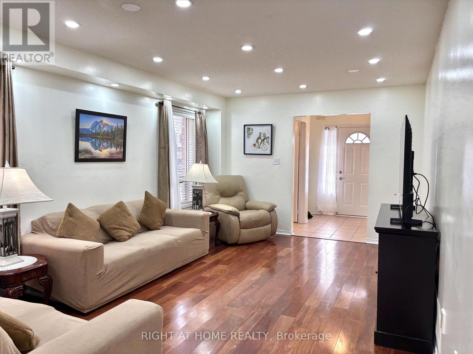 37 Oakmeadow Drive, Brampton, Ontario  L7A 2M1 - Photo 8 - W12857244